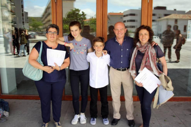 La Casa de Cultura de Aoiz acogió, un año más, la entrega de becas Francisco Javier Oyarzun, organizadas por la Comisión de las artes, la cultura y el deporte de Bilaketa. Se trata de un programa de ayudas para impulsar los estudios musicales en jóvenes de 12 a 30 años. Como en años anteriores, el acto contó también con la participación de los músicos becados, que mostraron al público sus habilidades en un concierto.