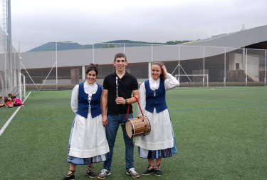 El sábado 25 de julio, la UDC Txantrea KKE, homenajeó a su equipo de fútbol sala femenino que, después de una magnífica temporada, logró el ascenso a la Primera División. En un acto muy emotivo, la junta directiva agasajó a las jugadoras imponiéndoles el pañuelo del club, además de obsequiar con una placa conmemorativa al encargado de la sección de fútbol.
