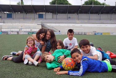El sábado 25 de julio, la UDC Txantrea KKE, homenajeó a su equipo de fútbol sala femenino que, después de una magnífica temporada, logró el ascenso a la Primera División. En un acto muy emotivo, la junta directiva agasajó a las jugadoras imponiéndoles el pañuelo del club, además de obsequiar con una placa conmemorativa al encargado de la sección de fútbol.
