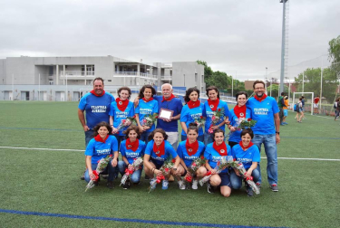 El sábado 25 de julio, la UDC Txantrea KKE, homenajeó a su equipo de fútbol sala femenino que, después de una magnífica temporada, logró el ascenso a la Primera División. En un acto muy emotivo, la junta directiva agasajó a las jugadoras imponiéndoles el pañuelo del club, además de obsequiar con una placa conmemorativa al encargado de la sección de fútbol.