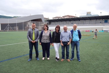 El sábado 25 de julio, la UDC Txantrea KKE, homenajeó a su equipo de fútbol sala femenino que, después de una magnífica temporada, logró el ascenso a la Primera División. En un acto muy emotivo, la junta directiva agasajó a las jugadoras imponiéndoles el pañuelo del club, además de obsequiar con una placa conmemorativa al encargado de la sección de fútbol.