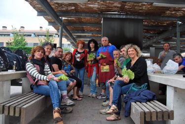 El sábado 25 de julio, la UDC Txantrea KKE, homenajeó a su equipo de fútbol sala femenino que, después de una magnífica temporada, logró el ascenso a la Primera División. En un acto muy emotivo, la junta directiva agasajó a las jugadoras imponiéndoles el pañuelo del club, además de obsequiar con una placa conmemorativa al encargado de la sección de fútbol.