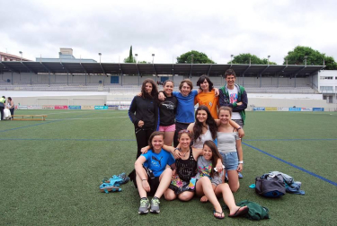 El sábado 25 de julio, la UDC Txantrea KKE, homenajeó a su equipo de fútbol sala femenino que, después de una magnífica temporada, logró el ascenso a la Primera División. En un acto muy emotivo, la junta directiva agasajó a las jugadoras imponiéndoles el pañuelo del club, además de obsequiar con una placa conmemorativa al encargado de la sección de fútbol.