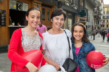 La quinta edición de 'La noche en blanco y rojo' volvió a ambientar las calles de lo viejo a pesar de la lluvia. 93 establecimientos participaron en la iniciativa organizada por la Asociación de Comercio, Hostelería y Servicios del Casco Antiguo de Pamplona. Algunas de las 95 actuaciones organizadas tuvieron que suspenderse pero el buen ambiente y el esfuerzo de los organizadores hizo que la jornada dejara buen recuerdo.