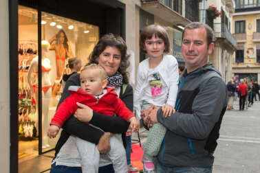 La quinta edición de 'La noche en blanco y rojo' volvió a ambientar las calles de lo viejo a pesar de la lluvia. 93 establecimientos participaron en la iniciativa organizada por la Asociación de Comercio, Hostelería y Servicios del Casco Antiguo de Pamplona. Algunas de las 95 actuaciones organizadas tuvieron que suspenderse pero el buen ambiente y el esfuerzo de los organizadores hizo que la jornada dejara buen recuerdo.