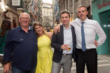 La quinta edición de 'La noche en blanco y rojo' volvió a ambientar las calles de lo viejo a pesar de la lluvia. 93 establecimientos participaron en la iniciativa organizada por la Asociación de Comercio, Hostelería y Servicios del Casco Antiguo de Pamplona. Algunas de las 95 actuaciones organizadas tuvieron que suspenderse pero el buen ambiente y el esfuerzo de los organizadores hizo que la jornada dejara buen recuerdo.