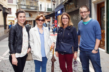 La quinta edición de 'La noche en blanco y rojo' volvió a ambientar las calles de lo viejo a pesar de la lluvia. 93 establecimientos participaron en la iniciativa organizada por la Asociación de Comercio, Hostelería y Servicios del Casco Antiguo de Pamplona. Algunas de las 95 actuaciones organizadas tuvieron que suspenderse pero el buen ambiente y el esfuerzo de los organizadores hizo que la jornada dejara buen recuerdo.