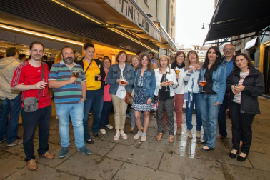 La quinta edición de 'La noche en blanco y rojo' volvió a ambientar las calles de lo viejo a pesar de la lluvia. 93 establecimientos participaron en la iniciativa organizada por la Asociación de Comercio, Hostelería y Servicios del Casco Antiguo de Pamplona. Algunas de las 95 actuaciones organizadas tuvieron que suspenderse pero el buen ambiente y el esfuerzo de los organizadores hizo que la jornada dejara buen recuerdo.