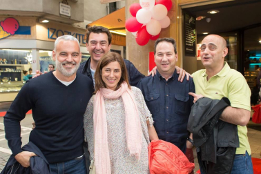 La quinta edición de 'La noche en blanco y rojo' volvió a ambientar las calles de lo viejo a pesar de la lluvia. 93 establecimientos participaron en la iniciativa organizada por la Asociación de Comercio, Hostelería y Servicios del Casco Antiguo de Pamplona. Algunas de las 95 actuaciones organizadas tuvieron que suspenderse pero el buen ambiente y el esfuerzo de los organizadores hizo que la jornada dejara buen recuerdo.