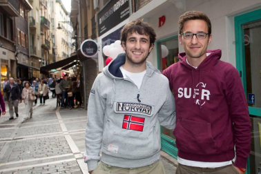 La quinta edición de 'La noche en blanco y rojo' volvió a ambientar las calles de lo viejo a pesar de la lluvia. 93 establecimientos participaron en la iniciativa organizada por la Asociación de Comercio, Hostelería y Servicios del Casco Antiguo de Pamplona. Algunas de las 95 actuaciones organizadas tuvieron que suspenderse pero el buen ambiente y el esfuerzo de los organizadores hizo que la jornada dejara buen recuerdo.