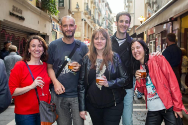 La quinta edición de 'La noche en blanco y rojo' volvió a ambientar las calles de lo viejo a pesar de la lluvia. 93 establecimientos participaron en la iniciativa organizada por la Asociación de Comercio, Hostelería y Servicios del Casco Antiguo de Pamplona. Algunas de las 95 actuaciones organizadas tuvieron que suspenderse pero el buen ambiente y el esfuerzo de los organizadores hizo que la jornada dejara buen recuerdo.