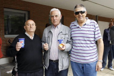 No hay fiesta que se precie sin compartir una mañana degustando unos pinchos de chistorra. Los vecinos de Barañáin tampoco faltaron a la cita, que se celebró el sábado 25 de junio de la mano de la asociación de jubilados local y con los exteriores del edificio que los acoge como escenario de la fiesta. Abuelos, hijos y nietos disfrutaron del ágape.