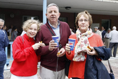 No hay fiesta que se precie sin compartir una mañana degustando unos pinchos de chistorra. Los vecinos de Barañáin tampoco faltaron a la cita, que se celebró el sábado 25 de junio de la mano de la asociación de jubilados local y con los exteriores del edificio que los acoge como escenario de la fiesta. Abuelos, hijos y nietos disfrutaron del ágape.