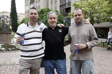 No hay fiesta que se precie sin compartir una mañana degustando unos pinchos de chistorra. Los vecinos de Barañáin tampoco faltaron a la cita, que se celebró el sábado 25 de junio de la mano de la asociación de jubilados local y con los exteriores del edificio que los acoge como escenario de la fiesta. Abuelos, hijos y nietos disfrutaron del ágape.