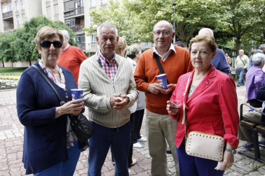 No hay fiesta que se precie sin compartir una mañana degustando unos pinchos de chistorra. Los vecinos de Barañáin tampoco faltaron a la cita, que se celebró el sábado 25 de junio de la mano de la asociación de jubilados local y con los exteriores del edificio que los acoge como escenario de la fiesta. Abuelos, hijos y nietos disfrutaron del ágape.