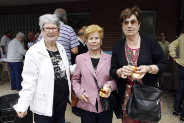 No hay fiesta que se precie sin compartir una mañana degustando unos pinchos de chistorra. Los vecinos de Barañáin tampoco faltaron a la cita, que se celebró el sábado 25 de junio de la mano de la asociación de jubilados local y con los exteriores del edificio que los acoge como escenario de la fiesta. Abuelos, hijos y nietos disfrutaron del ágape.
