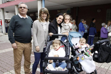 No hay fiesta que se precie sin compartir una mañana degustando unos pinchos de chistorra. Los vecinos de Barañáin tampoco faltaron a la cita, que se celebró el sábado 25 de junio de la mano de la asociación de jubilados local y con los exteriores del edificio que los acoge como escenario de la fiesta. Abuelos, hijos y nietos disfrutaron del ágape.
