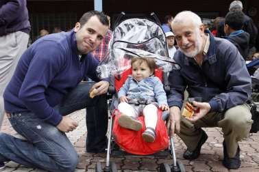 No hay fiesta que se precie sin compartir una mañana degustando unos pinchos de chistorra. Los vecinos de Barañáin tampoco faltaron a la cita, que se celebró el sábado 25 de junio de la mano de la asociación de jubilados local y con los exteriores del edificio que los acoge como escenario de la fiesta. Abuelos, hijos y nietos disfrutaron del ágape.