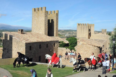 Con el marco incomparable de sus calles empedradas y el espectacular 'Cerco', Artajona volvió a revivir su pasado medieval de la mano de la edición número dieciséis de los 'Encuentros con la historia'. Durante el fin de semana del 2 y 3 de julio se sucedieron demostraciones de oficios artesanos en el mercado medieval, visitas guiadas, combates de caballeros, exhibiciones de aves rapaces, escenificaciones históricas, entre las que destacó 'La leyenda del Saturnino Lasterra' y otras muchas actividades lúdicas, como talleres infantiles o animación y música callejera.