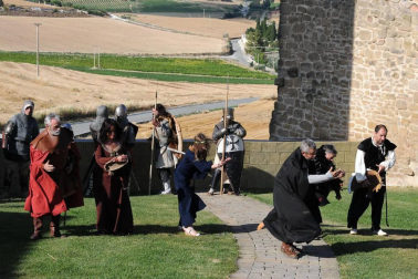 Con el marco incomparable de sus calles empedradas y el espectacular 'Cerco', Artajona volvió a revivir su pasado medieval de la mano de la edición número dieciséis de los 'Encuentros con la historia'. Durante el fin de semana del 2 y 3 de julio se sucedieron demostraciones de oficios artesanos en el mercado medieval, visitas guiadas, combates de caballeros, exhibiciones de aves rapaces, escenificaciones históricas, entre las que destacó 'La leyenda del Saturnino Lasterra' y otras muchas actividades lúdicas, como talleres infantiles o animación y música callejera.