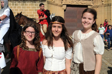 Con el marco incomparable de sus calles empedradas y el espectacular 'Cerco', Artajona volvió a revivir su pasado medieval de la mano de la edición número dieciséis de los 'Encuentros con la historia'. Durante el fin de semana del 2 y 3 de julio se sucedieron demostraciones de oficios artesanos en el mercado medieval, visitas guiadas, combates de caballeros, exhibiciones de aves rapaces, escenificaciones históricas, entre las que destacó 'La leyenda del Saturnino Lasterra' y otras muchas actividades lúdicas, como talleres infantiles o animación y música callejera.