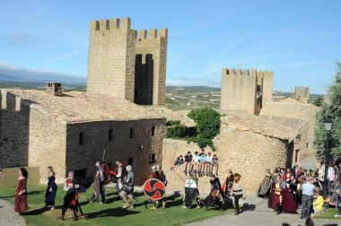 Con el marco incomparable de sus calles empedradas y el espectacular 'Cerco', Artajona volvió a revivir su pasado medieval de la mano de la edición número dieciséis de los 'Encuentros con la historia'. Durante el fin de semana del 2 y 3 de julio se sucedieron demostraciones de oficios artesanos en el mercado medieval, visitas guiadas, combates de caballeros, exhibiciones de aves rapaces, escenificaciones históricas, entre las que destacó 'La leyenda del Saturnino Lasterra' y otras muchas actividades lúdicas, como talleres infantiles o animación y música callejera.