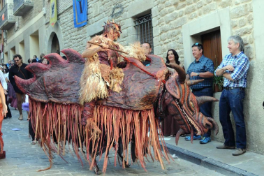 Con el marco incomparable de sus calles empedradas y el espectacular 'Cerco', Artajona volvió a revivir su pasado medieval de la mano de la edición número dieciséis de los 'Encuentros con la historia'. Durante el fin de semana del 2 y 3 de julio se sucedieron demostraciones de oficios artesanos en el mercado medieval, visitas guiadas, combates de caballeros, exhibiciones de aves rapaces, escenificaciones históricas, entre las que destacó 'La leyenda del Saturnino Lasterra' y otras muchas actividades lúdicas, como talleres infantiles o animación y música callejera.