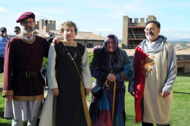 Con el marco incomparable de sus calles empedradas y el espectacular 'Cerco', Artajona volvió a revivir su pasado medieval de la mano de la edición número dieciséis de los 'Encuentros con la historia'. Durante el fin de semana del 2 y 3 de julio se sucedieron demostraciones de oficios artesanos en el mercado medieval, visitas guiadas, combates de caballeros, exhibiciones de aves rapaces, escenificaciones históricas, entre las que destacó 'La leyenda del Saturnino Lasterra' y otras muchas actividades lúdicas, como talleres infantiles o animación y música callejera.