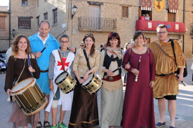 Con el marco incomparable de sus calles empedradas y el espectacular 'Cerco', Artajona volvió a revivir su pasado medieval de la mano de la edición número dieciséis de los 'Encuentros con la historia'. Durante el fin de semana del 2 y 3 de julio se sucedieron demostraciones de oficios artesanos en el mercado medieval, visitas guiadas, combates de caballeros, exhibiciones de aves rapaces, escenificaciones históricas, entre las que destacó 'La leyenda del Saturnino Lasterra' y otras muchas actividades lúdicas, como talleres infantiles o animación y música callejera.