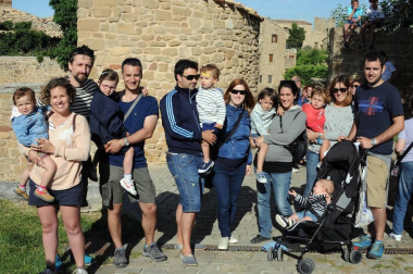 Con el marco incomparable de sus calles empedradas y el espectacular 'Cerco', Artajona volvió a revivir su pasado medieval de la mano de la edición número dieciséis de los 'Encuentros con la historia'. Durante el fin de semana del 2 y 3 de julio se sucedieron demostraciones de oficios artesanos en el mercado medieval, visitas guiadas, combates de caballeros, exhibiciones de aves rapaces, escenificaciones históricas, entre las que destacó 'La leyenda del Saturnino Lasterra' y otras muchas actividades lúdicas, como talleres infantiles o animación y música callejera.