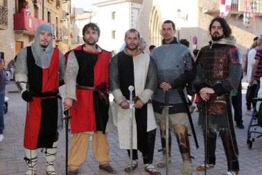 Con el marco incomparable de sus calles empedradas y el espectacular 'Cerco', Artajona volvió a revivir su pasado medieval de la mano de la edición número dieciséis de los 'Encuentros con la historia'. Durante el fin de semana del 2 y 3 de julio se sucedieron demostraciones de oficios artesanos en el mercado medieval, visitas guiadas, combates de caballeros, exhibiciones de aves rapaces, escenificaciones históricas, entre las que destacó 'La leyenda del Saturnino Lasterra' y otras muchas actividades lúdicas, como talleres infantiles o animación y música callejera.
