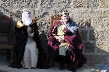 Con el marco incomparable de sus calles empedradas y el espectacular 'Cerco', Artajona volvió a revivir su pasado medieval de la mano de la edición número dieciséis de los 'Encuentros con la historia'. Durante el fin de semana del 2 y 3 de julio se sucedieron demostraciones de oficios artesanos en el mercado medieval, visitas guiadas, combates de caballeros, exhibiciones de aves rapaces, escenificaciones históricas, entre las que destacó 'La leyenda del Saturnino Lasterra' y otras muchas actividades lúdicas, como talleres infantiles o animación y música callejera.