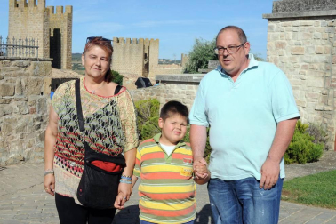 Con el marco incomparable de sus calles empedradas y el espectacular 'Cerco', Artajona volvió a revivir su pasado medieval de la mano de la edición número dieciséis de los 'Encuentros con la historia'. Durante el fin de semana del 2 y 3 de julio se sucedieron demostraciones de oficios artesanos en el mercado medieval, visitas guiadas, combates de caballeros, exhibiciones de aves rapaces, escenificaciones históricas, entre las que destacó 'La leyenda del Saturnino Lasterra' y otras muchas actividades lúdicas, como talleres infantiles o animación y música callejera.