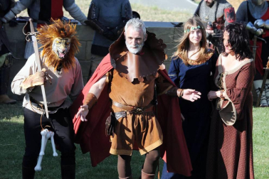 Con el marco incomparable de sus calles empedradas y el espectacular 'Cerco', Artajona volvió a revivir su pasado medieval de la mano de la edición número dieciséis de los 'Encuentros con la historia'. Durante el fin de semana del 2 y 3 de julio se sucedieron demostraciones de oficios artesanos en el mercado medieval, visitas guiadas, combates de caballeros, exhibiciones de aves rapaces, escenificaciones históricas, entre las que destacó 'La leyenda del Saturnino Lasterra' y otras muchas actividades lúdicas, como talleres infantiles o animación y música callejera.
