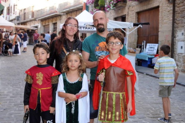 Con el marco incomparable de sus calles empedradas y el espectacular 'Cerco', Artajona volvió a revivir su pasado medieval de la mano de la edición número dieciséis de los 'Encuentros con la historia'. Durante el fin de semana del 2 y 3 de julio se sucedieron demostraciones de oficios artesanos en el mercado medieval, visitas guiadas, combates de caballeros, exhibiciones de aves rapaces, escenificaciones históricas, entre las que destacó 'La leyenda del Saturnino Lasterra' y otras muchas actividades lúdicas, como talleres infantiles o animación y música callejera.