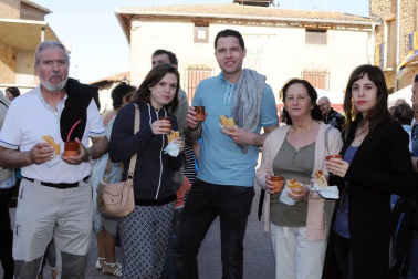Con el marco incomparable de sus calles empedradas y el espectacular 'Cerco', Artajona volvió a revivir su pasado medieval de la mano de la edición número dieciséis de los 'Encuentros con la historia'. Durante el fin de semana del 2 y 3 de julio se sucedieron demostraciones de oficios artesanos en el mercado medieval, visitas guiadas, combates de caballeros, exhibiciones de aves rapaces, escenificaciones históricas, entre las que destacó 'La leyenda del Saturnino Lasterra' y otras muchas actividades lúdicas, como talleres infantiles o animación y música callejera.