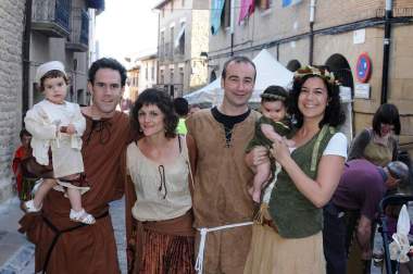 Con el marco incomparable de sus calles empedradas y el espectacular 'Cerco', Artajona volvió a revivir su pasado medieval de la mano de la edición número dieciséis de los 'Encuentros con la historia'. Durante el fin de semana del 2 y 3 de julio se sucedieron demostraciones de oficios artesanos en el mercado medieval, visitas guiadas, combates de caballeros, exhibiciones de aves rapaces, escenificaciones históricas, entre las que destacó 'La leyenda del Saturnino Lasterra' y otras muchas actividades lúdicas, como talleres infantiles o animación y música callejera.