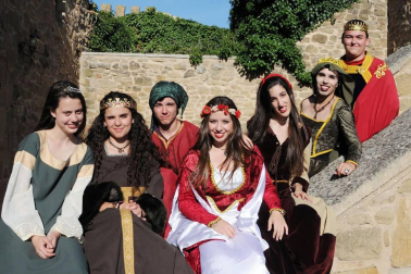 Con el marco incomparable de sus calles empedradas y el espectacular 'Cerco', Artajona volvió a revivir su pasado medieval de la mano de la edición número dieciséis de los 'Encuentros con la historia'. Durante el fin de semana del 2 y 3 de julio se sucedieron demostraciones de oficios artesanos en el mercado medieval, visitas guiadas, combates de caballeros, exhibiciones de aves rapaces, escenificaciones históricas, entre las que destacó 'La leyenda del Saturnino Lasterra' y otras muchas actividades lúdicas, como talleres infantiles o animación y música callejera.