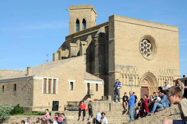 Con el marco incomparable de sus calles empedradas y el espectacular 'Cerco', Artajona volvió a revivir su pasado medieval de la mano de la edición número dieciséis de los 'Encuentros con la historia'. Durante el fin de semana del 2 y 3 de julio se sucedieron demostraciones de oficios artesanos en el mercado medieval, visitas guiadas, combates de caballeros, exhibiciones de aves rapaces, escenificaciones históricas, entre las que destacó 'La leyenda del Saturnino Lasterra' y otras muchas actividades lúdicas, como talleres infantiles o animación y música callejera.