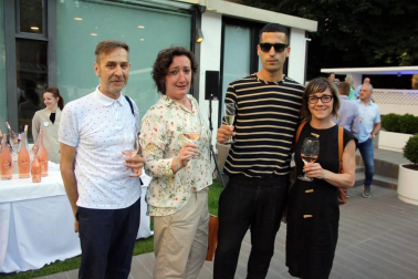 Los jardines del Hotel Tres Reyes acogieron el 30 de junio una fiesta con motivo del comienzo del verano en colaboración con la Revista Spend in. Los invitados pudieron pasar un rato ameno con la compañía de un DJ con música en directo, cocktails, champagne Taittinger, show cooking, aperitivo, etc.
