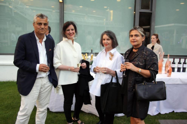 Los jardines del Hotel Tres Reyes acogieron el 30 de junio una fiesta con motivo del comienzo del verano en colaboración con la Revista Spend in. Los invitados pudieron pasar un rato ameno con la compañía de un DJ con música en directo, cocktails, champagne Taittinger, show cooking, aperitivo, etc.