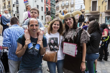 El sábado 2 de julio las peñas pamplonesas celebraron su día adelantando con su programación festiva y la inconfundible compañía de sus pancartas, charangas y bailes, el sabor de los Sanfermines. A primera hora de la mañana, el ambiente se hizo familiar con la gigantada que partió desde los jardines de la Taconera y paseó por las principales calles de Casco Antiguo de la mano de las comparsas Sanduzelai, Txantrea y Azpilagaña.