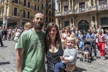 El sábado 2 de julio las peñas pamplonesas celebraron su día adelantando con su programación festiva y la inconfundible compañía de sus pancartas, charangas y bailes, el sabor de los Sanfermines. A primera hora de la mañana, el ambiente se hizo familiar con la gigantada que partió desde los jardines de la Taconera y paseó por las principales calles de Casco Antiguo de la mano de las comparsas Sanduzelai, Txantrea y Azpilagaña.