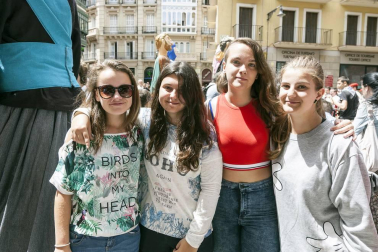 El sábado 2 de julio las peñas pamplonesas celebraron su día adelantando con su programación festiva y la inconfundible compañía de sus pancartas, charangas y bailes, el sabor de los Sanfermines. A primera hora de la mañana, el ambiente se hizo familiar con la gigantada que partió desde los jardines de la Taconera y paseó por las principales calles de Casco Antiguo de la mano de las comparsas Sanduzelai, Txantrea y Azpilagaña.