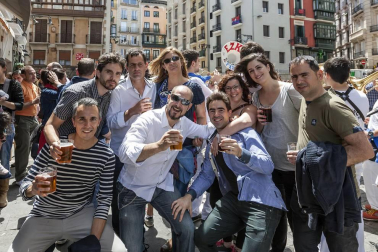 El sábado 2 de julio las peñas pamplonesas celebraron su día adelantando con su programación festiva y la inconfundible compañía de sus pancartas, charangas y bailes, el sabor de los Sanfermines. A primera hora de la mañana, el ambiente se hizo familiar con la gigantada que partió desde los jardines de la Taconera y paseó por las principales calles de Casco Antiguo de la mano de las comparsas Sanduzelai, Txantrea y Azpilagaña.