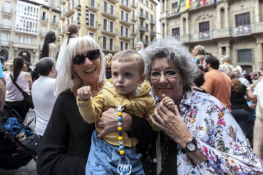 El sábado 2 de julio las peñas pamplonesas celebraron su día adelantando con su programación festiva y la inconfundible compañía de sus pancartas, charangas y bailes, el sabor de los Sanfermines. A primera hora de la mañana, el ambiente se hizo familiar con la gigantada que partió desde los jardines de la Taconera y paseó por las principales calles de Casco Antiguo de la mano de las comparsas Sanduzelai, Txantrea y Azpilagaña.