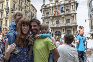 El sábado 2 de julio las peñas pamplonesas celebraron su día adelantando con su programación festiva y la inconfundible compañía de sus pancartas, charangas y bailes, el sabor de los Sanfermines. A primera hora de la mañana, el ambiente se hizo familiar con la gigantada que partió desde los jardines de la Taconera y paseó por las principales calles de Casco Antiguo de la mano de las comparsas Sanduzelai, Txantrea y Azpilagaña.
