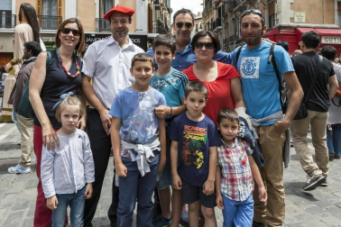 El sábado 2 de julio las peñas pamplonesas celebraron su día adelantando con su programación festiva y la inconfundible compañía de sus pancartas, charangas y bailes, el sabor de los Sanfermines. A primera hora de la mañana, el ambiente se hizo familiar con la gigantada que partió desde los jardines de la Taconera y paseó por las principales calles de Casco Antiguo de la mano de las comparsas Sanduzelai, Txantrea y Azpilagaña.