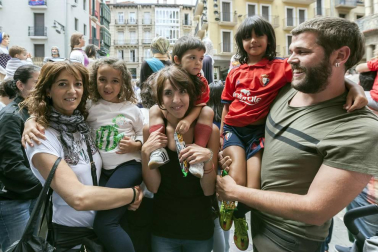 El sábado 2 de julio las peñas pamplonesas celebraron su día adelantando con su programación festiva y la inconfundible compañía de sus pancartas, charangas y bailes, el sabor de los Sanfermines. A primera hora de la mañana, el ambiente se hizo familiar con la gigantada que partió desde los jardines de la Taconera y paseó por las principales calles de Casco Antiguo de la mano de las comparsas Sanduzelai, Txantrea y Azpilagaña.