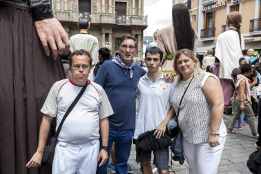 El sábado 2 de julio las peñas pamplonesas celebraron su día adelantando con su programación festiva y la inconfundible compañía de sus pancartas, charangas y bailes, el sabor de los Sanfermines. A primera hora de la mañana, el ambiente se hizo familiar con la gigantada que partió desde los jardines de la Taconera y paseó por las principales calles de Casco Antiguo de la mano de las comparsas Sanduzelai, Txantrea y Azpilagaña.